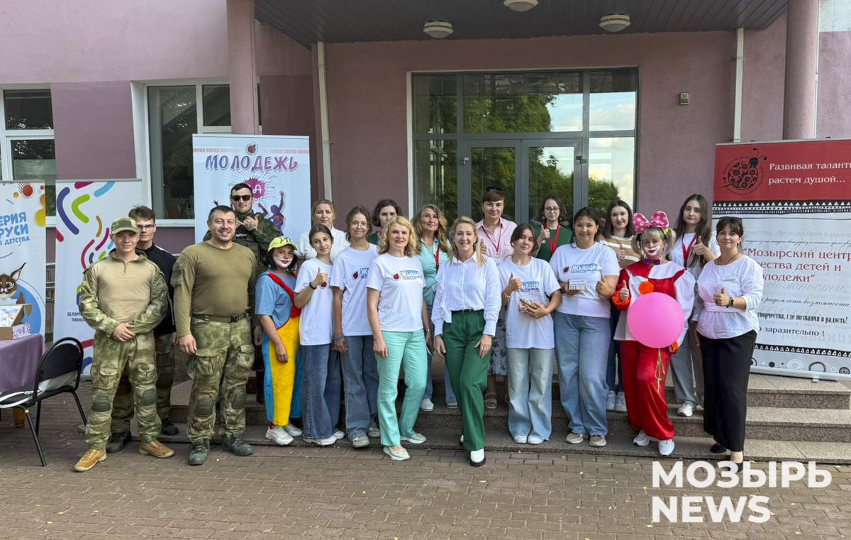 Открытая площадка «В ритме молодежи» собрала мозырских активных ребят на площади Ленина Выставку яркого туристского снаряжения, краеведческие квесты, тематический марафон «Лето в движении» и мобильную фотозону представил для ребят Центр туризма и краеведения. Зажигательную музыкальную площадку, флешмоб и дискотеку со спортивными играми организовали неутомимые и креативные клоуны Центра творчества детей и молодежи. Летний вечер разнообразили декоративно-прикладные мастер-классы, аквагрим, настольные и интерактивные развивающие игры. Подробности на сайте МОЗЫРЬ NEWS.