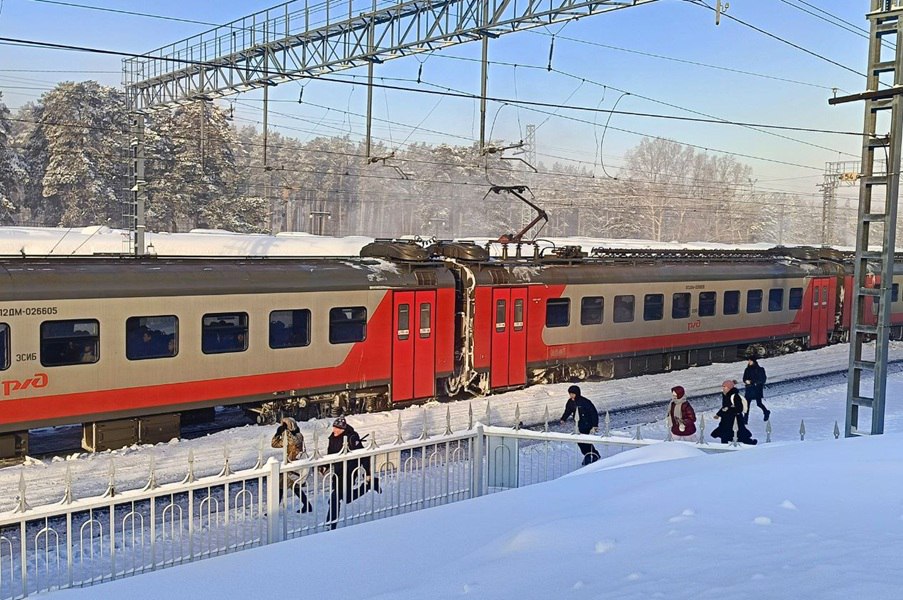 На улице почти 40 пригородная электричка под Новосибирском опоздала на два с половиной часа Электропоезд 6614 Черепаново Новосибирск следует с опозданием 2 часа 27 минут Еще у одного поезда задержка 2 часа По предварительной информации сбой произошёл из за поломки токоприёмников на перегоне Линёво Евсино Подробнее читайте по ссылке     INFOPRO54 Фото из телеграм канала Новосибирскиежелезные дороги