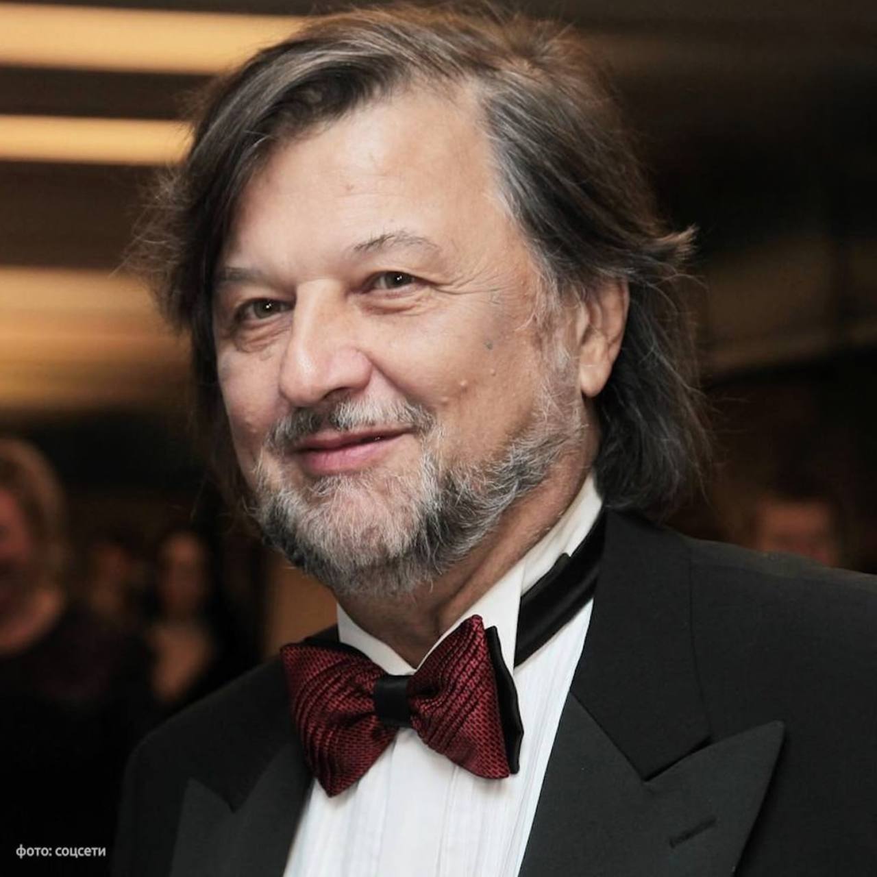 Композитор Алексей Рыбников начал активно защищать свои авторские права на песню Буратино из телефильма Приключения Буратино Недавно он выиграл судебный иск против организаторов детского новогоднего утренника в ТРК Меридиан получив компенсацию в размере трех миллионов рублей за несанкционированное использование саундтрека в рекламной афише Судебный процесс был инициирован лейблом Первое музыкальное издательство который потребовал 14 миллионов рублей В итоге ООО Центр развития культуры было обязано выплатить 2 2 миллиона рублей а организаторы мероприятия 850 тысяч рублей Рыбников пояснил что после длительного периода свободного распространения песни он теперь строго следит за соблюдением авторских прав обратившись за помощью к юристам лейбла Ранее он также судился с Apple Music за использование 247 своих композиций включая Буратино но стороны пришли к мировому соглашению Подпишись на нас в МАХ