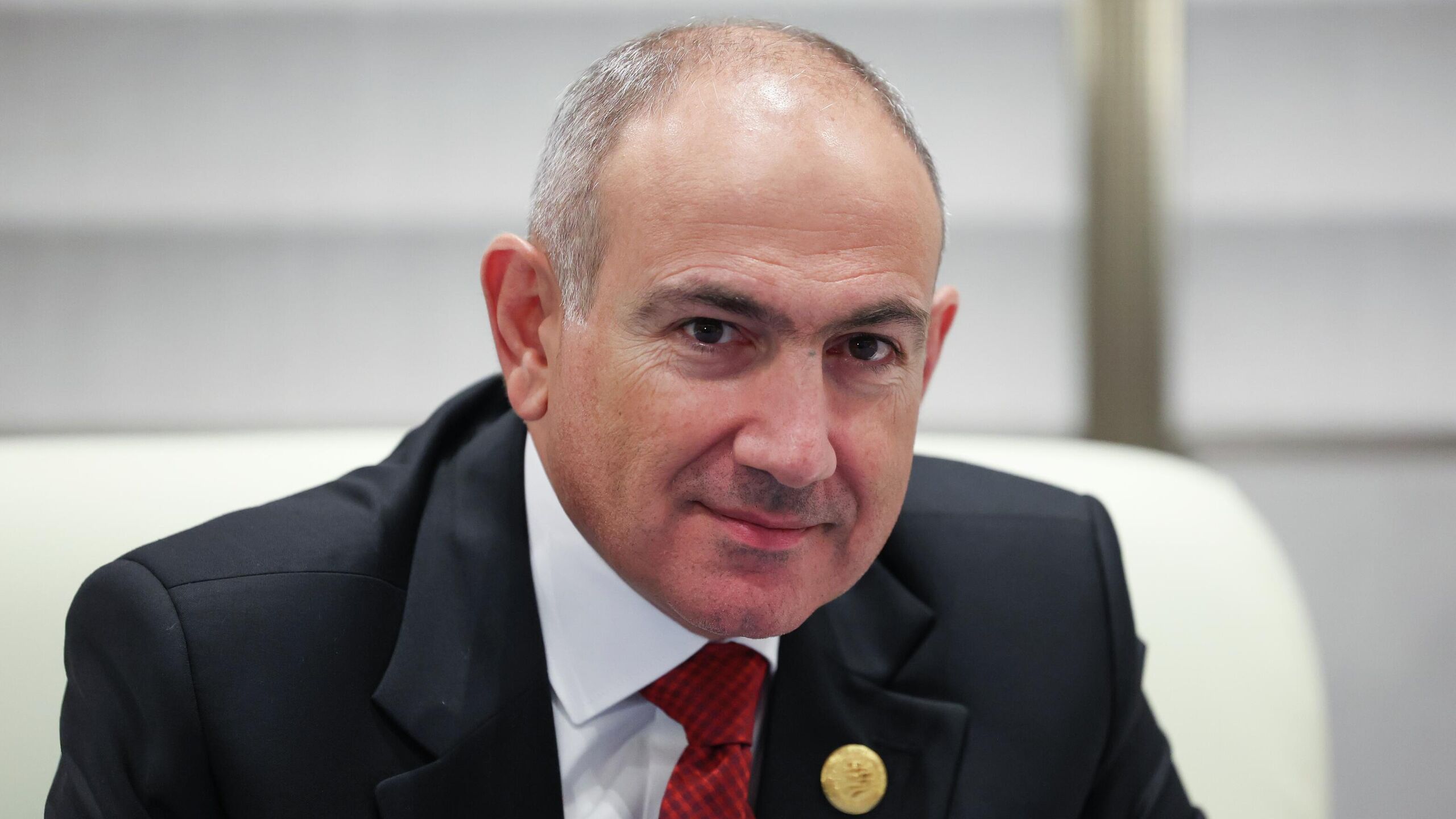 Премьер министр Армении Никол Пашинян сообщил что отправится из Германии в Москву на заседание евразийского межправсовета Я отсюда направлюсь в Москву где приму участие в заседании межправительственного совета ЕАЭС сказал Пашинян армянским журналистам в Гамбурге По его словам нет несовместимости между участием в ЕАЭС и углублением отношений с Европейским союзом Когда придет время когда мы поймем что есть несовместимость мы подумаем какое принять решение заявил он