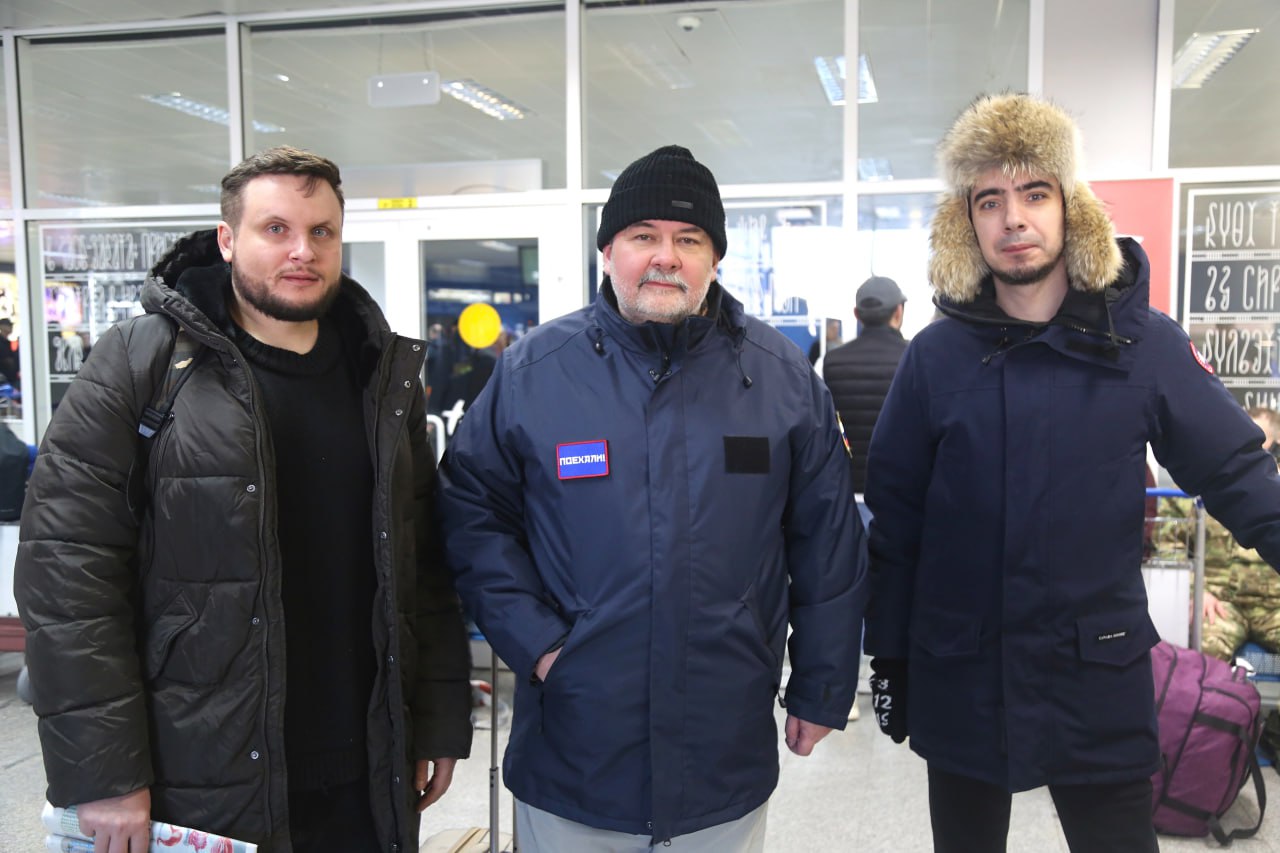 Фотофакт: в аэропорт Якутск прибыли писатель Сергей Лукьяненко и пранкеры Вован и Лексус  Звездные гости прилетели для участия в молодежном фестивале «Муус Устар 2025». По традиции их встретили кумысом и оладьями.   Сергей Лукьяненко – знаменитый писатель-фантаст, автор культовых произведений.    Вован и Лексус – известные пранкеры, мастера розыгрыша по телефону.  #гостиаэропорта #МуусУстар2025