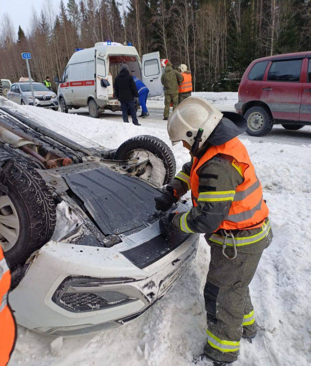 #карелия #дтп  В Карелии водитель сбежал с места ДТП, бросив раненую женщину. Водитель автомобиля, опрокинувшегося в Суоярвском районе, сбежал с места ДТП и бросил раненую женщину.  По данным ведомства, вчера в 17:20 на дороге Петрозаводск — Суоярви неустановленный водитель, управляя автомобилем Lada Vesta, вылетел с дороги и опрокинулся. Водитель с места аварии сбежал, бросив раненую пассажирку.  Пострадавшей женщине 47 лет. Ей назначено амбулаторное лечение.