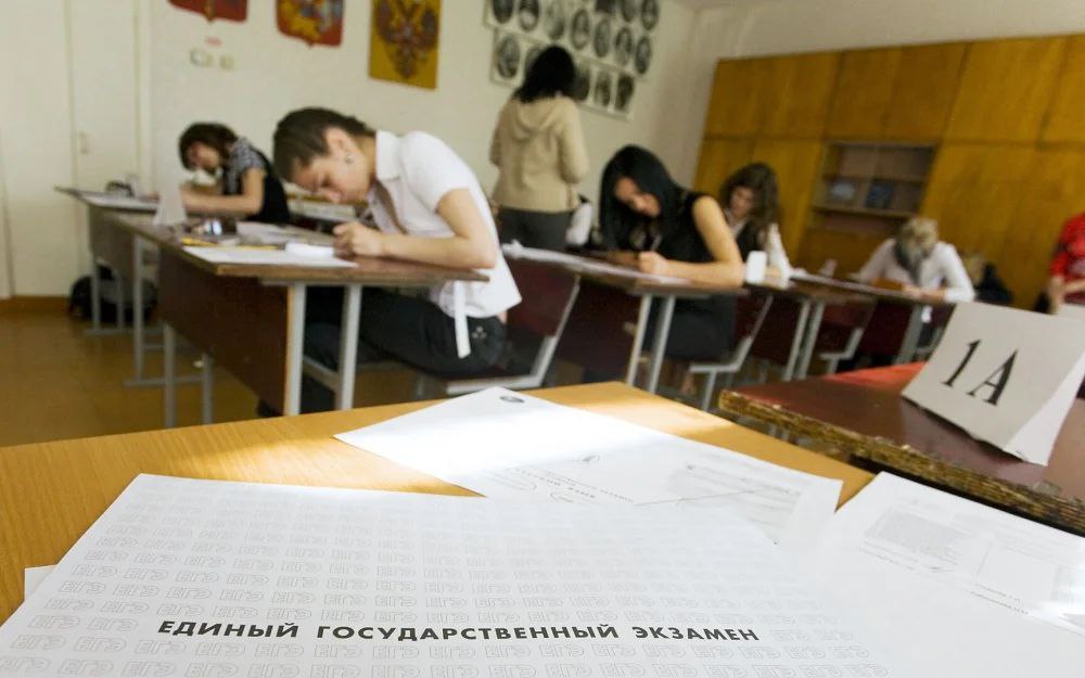 В Херсонской области в 30 раз выросло число выпускников выбирающих ЕГЭ За три года в Херсонской области зафиксирован кратный рост числа школьников планирующих сдачу Единого государственного экзамена Если в 2023 году на ЕГЭ зарегистрировались всего четыре выпускника то уже в 2026 году их число достигло порядка 120 человек и регистрация ещё продолжается В администрации региона подчёркивают интерес к получению российского высшего образования среди молодёжи стабильно растёт Для сравнения в 2025 году экзамен сдавали 34 выпускника а нынешние показатели говорят о системных изменениях Всё больше школьников Херсонщины рассматривают продолжение обучения в российских университетах как реальный и перспективный выбор