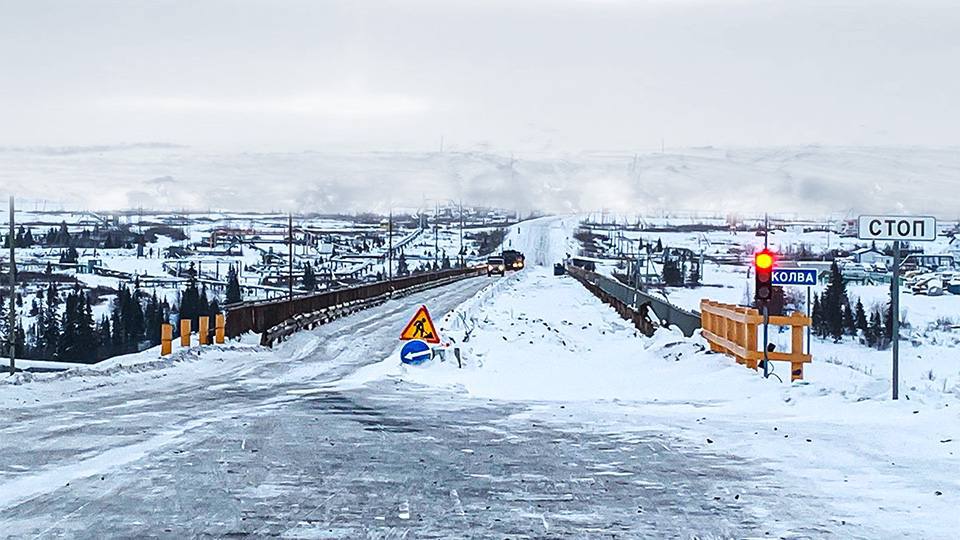 В НАО госучреждение незаконно подкинуло подрядчику 300 млн рублей Как сообщили источники ИА Эхо СЕВЕРА в НАО речь идет о казенном учреждении Централизованный стройзаказчик которое перевело деньги на счета ТД ЦСК был переименован в ходе исполнения контракта на OOO Стройпрогресс При этом законные основания для изменения существенных условий госконтрактов в том числе по увеличению авансирования и изменению сроков выполнения работ отсутствовали В соответствии с действующим законодательством такие соглашения являются ничтожными и не влекущими правовых последствий В этой связи прокуратурой области и округа в Арбитражный суд Архангельской области с постоянном присутствием в Нарьян Маре были направлены исковые заявления о признании восьми дополнительных соглашений недействительными применении последствий их недействительности Суд согласился с позицией прокурора признав оспариваемые дополнительные соглашения недействительными взыскав с подрядчика незаконно перечисленные деньги Решения суда не вступили в законную силу Фото пресс службы областной прокуратуры