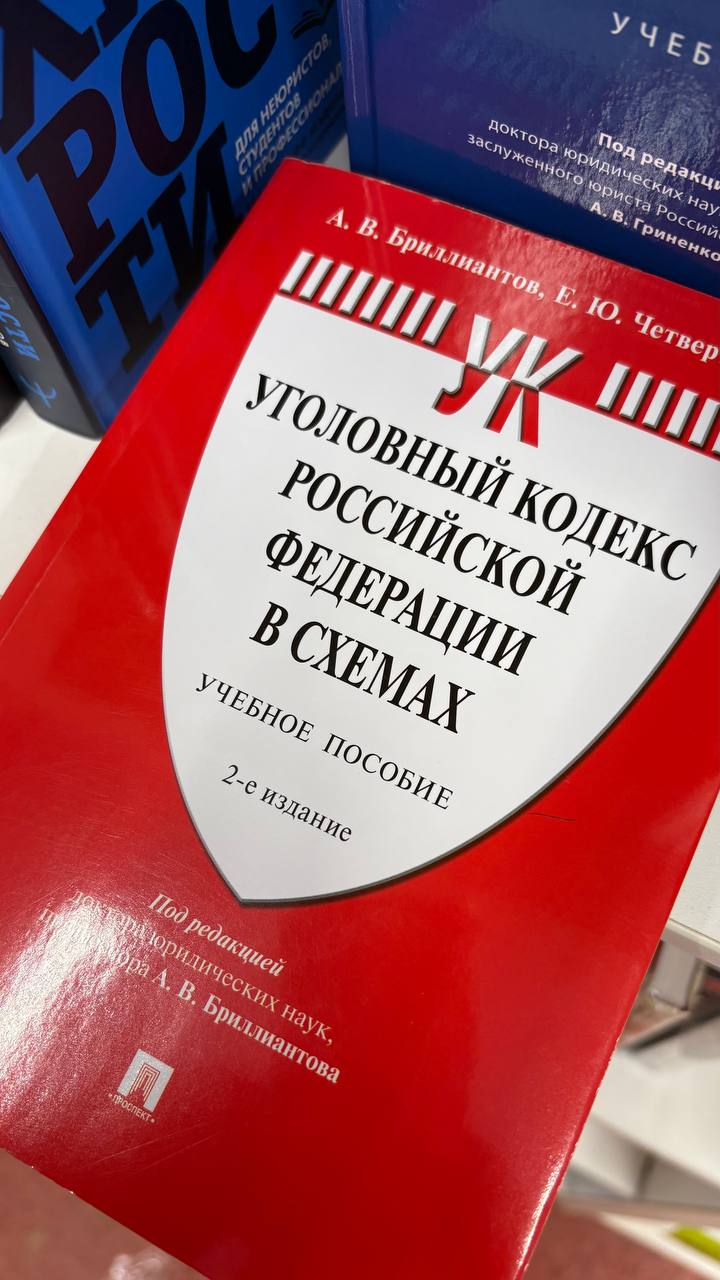 В Орле золотые кольца орловчанки пропали из закрытого шкафчика Орловчанка обратилась в полицию после того как у неё пропали украшения Женщина рассказала что придя в одну из организаций положила личные вещи и золотые кольца в шкафчик Когда она собралась уходить украшений на месте уже не было Полицейские выяснили у кого был доступ в помещение и к шкафчикам Под подозрение попал один из сотрудников организации 24 летний мужчина В разговоре с полицейскими он признался что забрал чужие украшения А когда узнал что женщина обратилась в полицию он выбросил их Сейчас мужчина находится под подпиской о невыезде Perviy Oblastnoi Мы в МАХ
