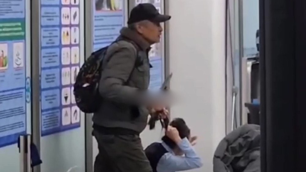 Суд возобновил рассмотрение дела Машрапбека Баратова, который этой весной захватил в заложники сотрудницу аэропорта Алматы. Баратов обвиняется по статьям 293 часть 3 Хулиганство , 261 часть 4 пункт 2 Захват заложника и 273 Заведомо ложное сообщение об акте терроризма . Подсудимый вину признал.