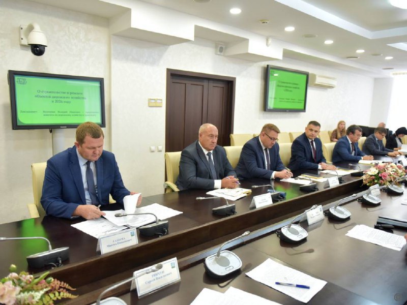 Барнаул   В Барнауле обсудили планы по ремонту дорог в 2026 году  В совещании, которое провел глава города Вячеслав Франк, приняли участие заместитель председателя Барнаульской городской Думы, председатель комитета по бюджету, налогам и финансам Барнаульской городской Думы Андрей Солодилов, заместитель главы администрации города по дорожному хозяйству и транспорту Андрей Курышин, заместитель главы администрации города по экономической политике Сергей Рябчун, советник главы города Павел Есипенко, председатели профильных комитетов, главы районных администраций.   На совещании обсудили перечень участков, на которых планируется обновить дорожное покрытие, благоустроить тротуары, установить бордюры. - На следующий год запланированы масштабные работы по текущему ремонту городских улиц, ремонту сельских... подробнее на канале: Барнаул @