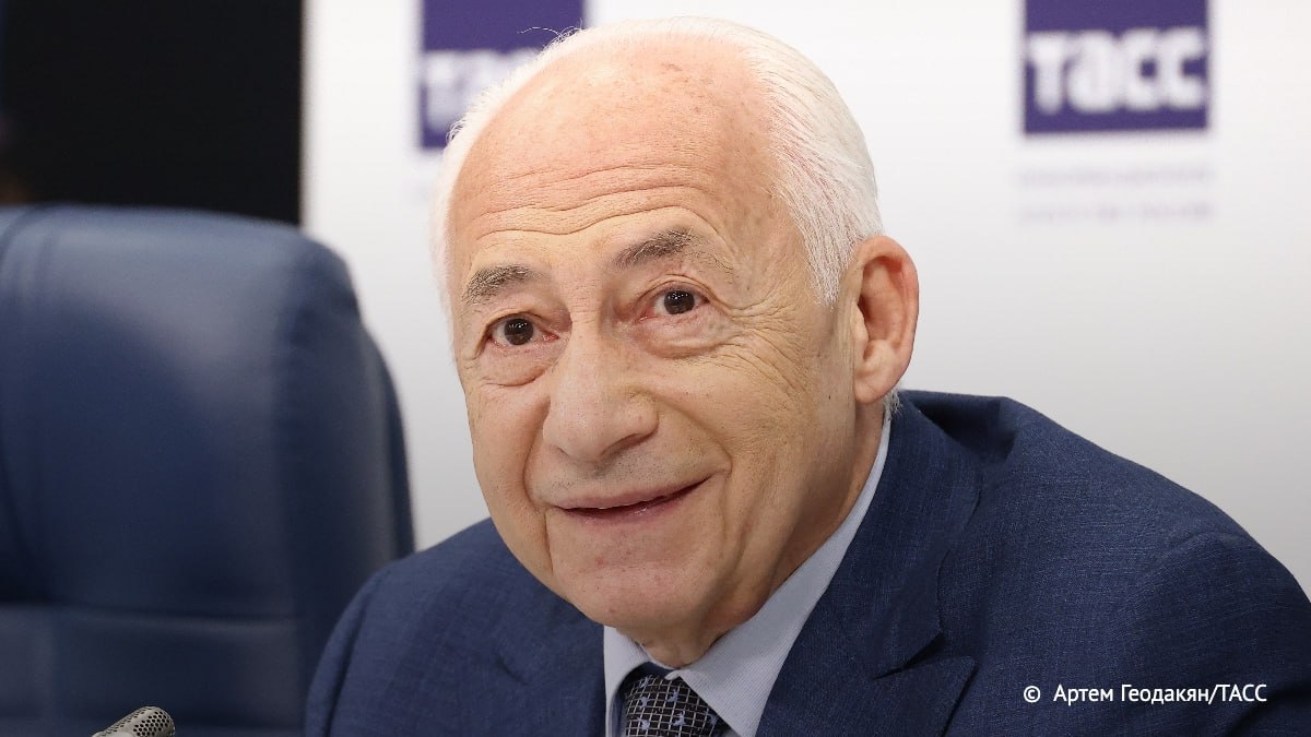 Владимир Путин наградил Владимира Спивакова званием Героя Труда Российской Федерации. Это высокое звание является признанием значительных достижений Спивакова в области музыки и культуры.