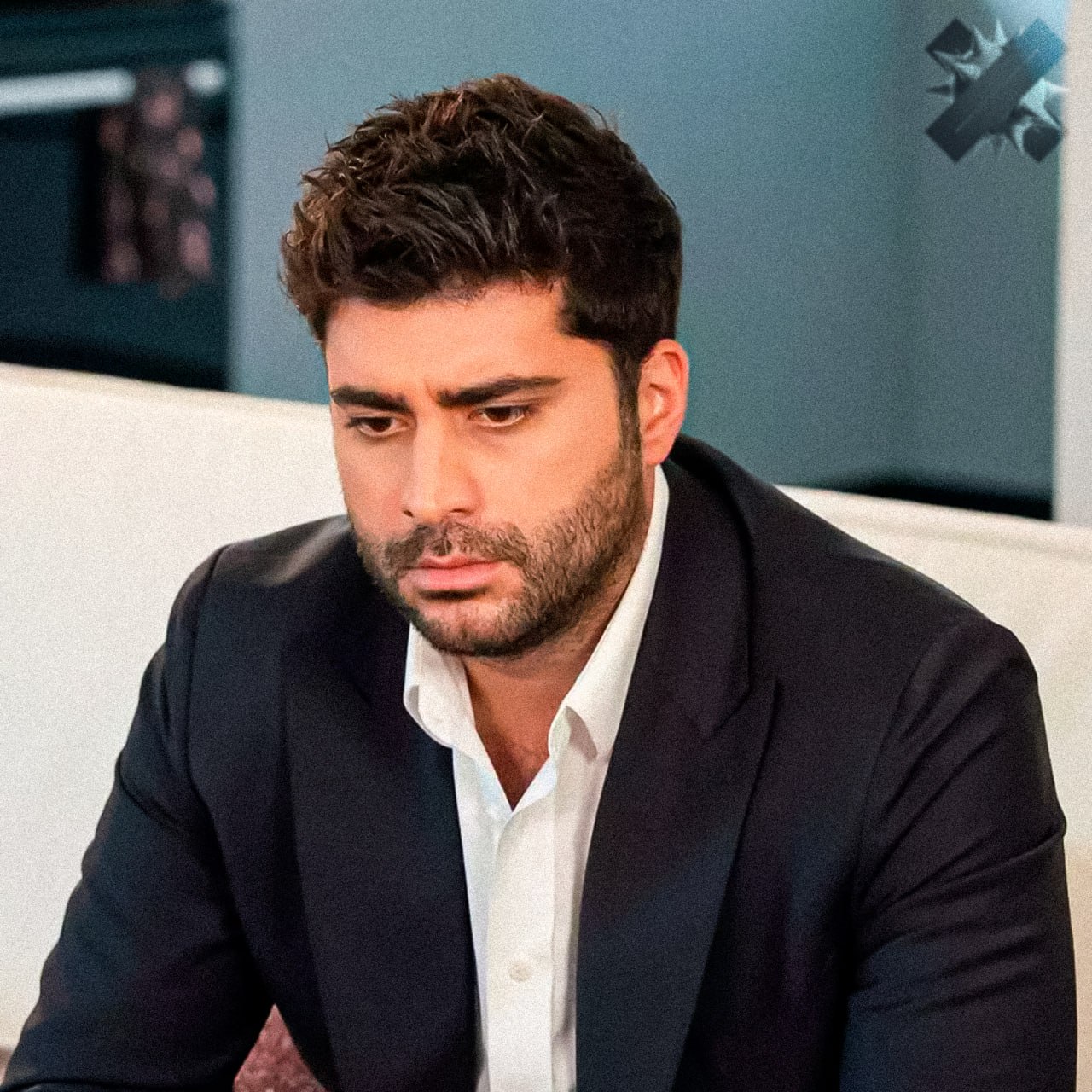 В Турции задержали 24 человека по делу о наркотиках среди них звёзды сериалов Актер Догукан Гюнгер из Клюквенного щербета и актриса Эзги Эйюбоглу из Великолепного века оказались среди задержанных в Стамбуле Обвинения хранение и употребление наркотиков содействие в их распространении плюс подстрекательство к проституции НМШ