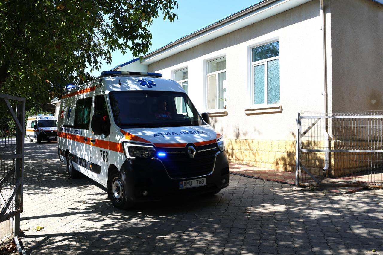 На прошлой неделе граждане обращались в скорую более 15 тысяч раз С 1 по 7 сентября диспетчерат Службы догоспитальной скорой медицинской помощи зарегистрировал 15143 обращения Впоследствии в больницы были доставлены 6271 пациент в том числе 1292 ребёнка Были зарегистрированы следующие неотложные состояния 3009 сердечно сосудистые патологии 2226 респираторные заболевания 2170 неврологические в том числе 186 инсультов 1494 травмы 216 инфекционные заболевания 72 человека обратились к врачам после укусов животных насекомых 27 получили ожоги а двое удары током Также зарегистрировано 52 обращения по поводу отравлений в числе которых 17 лекарствами 9 алкоголем 3 наркотическими средствами и одно отравление угарным газом В произошедших за неделю ДТП пострадали 102 человека 80 пациентов в том числе 20 детей были госпитализированы aifmoldova