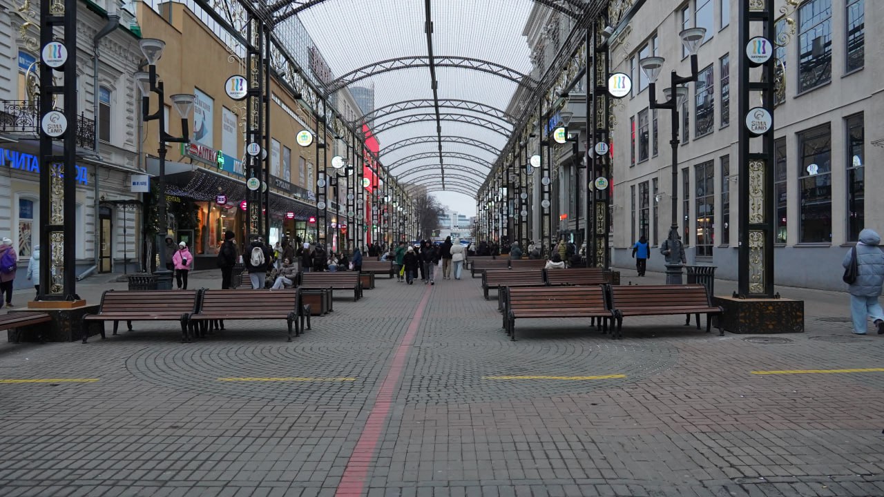 В Екатеринбурге с начала 2025 года составлено 400 протоколов о нарушении общественного порядка на улице Вайнера Такая информация со ссылкой на городское УМВД опубликована в газете Вечерний Екатеринбург За 2025 год составлено около 400 протоколов об административных правонарушениях в том числе о посягательстве на общественный порядок и общественную безопасность за нарушения миграционного законодательства за неисполнение или ненадлежащее исполнение родителями или иными законными представителями несовершеннолетних своих обязанностей говорится в публикации Также в городской администрации сообщили что участок улицы Вайнера от проспекта Ленина до улицы Малышева оборудован восемью видеокамерами четыре из которых интегрированы в систему Безопасный город