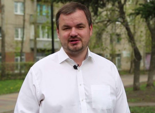 Троих кандидатов сняли с выборов в Воронеже Избирком отказал в регистрации на выборы в Гордуму Воронежа троим кандидатам от партии СРЗП: Артёму Рымарю, Дмитрию Кухаренко и Дмитрию Швецову. По словам Рымаря, причинами стали формальные претензии к документам. У него якобы отсутствовала нотариально заверенная копия диплома, у Кухаренко был незаверённый финансовый документ. Швецову не засчитали справку о выходе из «Единой России», так как её подписал «неуполномоченный» человек. Рымарь утверждает, что кандидатов не уведомили о замечаниях вовремя, из-за чего они не смогли их исправить. Рымарь также считает, что их сняли с выборов из-за страха перед конкуренцией. «Как я понимаю, партия власти может вполне потерпеть фиаско на предстоящих выборах. И, если в районах области, имеется контроль над избирательным процессом, то в городе его точно нет. Поэтому, результат может быть непредсказуемым. <...> Вот и бьют со всех сторон, подло и нечестно, конкурентной борьбы боятся. В адрес меня и моей семьи вылилось огромное количество грязи и лжи», — рассказал Артем Рымарь. Кандидат планирует оспаривать решение в судебном порядке. Сайт / Телеграм / YouTube / TikTok / Поддержать