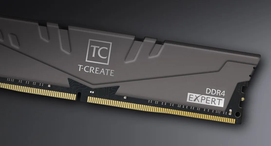 Крупные производители памяти прекращают производство DDR4. Ранее об этом сообщили Samsung и SK Hynix, а сейчас к ним присоединяется и Micron. По данным Digitimes, производство памяти DDR4 на мощностях Micron продолжается, но оно резко сократится до конца текущего года. Решение прекратить производство DDR4 было принято не из-за снижения спроса, а из-за перехода на более быструю и новую память — DDR5, LPDDR5 и HBM более прибыльны для гигантов, и все три крупнейших производителя наращивают выпуск именно этих типов памяти. Нельзя говорить о том, что память DDR4 исчезнет с рынка: поможет и китайская CXMT в последние годы она наращивала производство DDR4 , и тайваньские игроки поменьше — Winbond и Nanya расширяли производство DDR4 в расчете на то, что смогут заполнить нишу, когда гиганты уйдут с рынка.