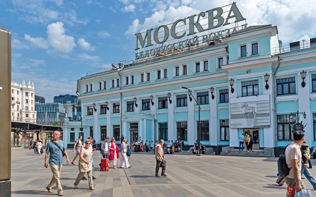 Мэрия утвердила план застройки территории у Белорусского вокзала Москва утвердила проект планировки территории грузового двора Москва — Товарная — Смоленская, который расположен недалеко от Белорусского вокзала. Здесь будет построен жилой квартал со всеми необходимыми объектами инфраструктуры. Площадь застройки составит 55 га, а общая площадь возводимых зданий — 234,83 тыс. кв. м. По словам мэрии, помимо жилья запланировано строительство многофункционального административного комплекса и образовательного учреждения на 1 тыс. мест. Строительство будет вестись на участке, ограниченном: Проектируемым проездом № 1808 Нижней улицей площадью Тверская Застава улицей Грузинский Вал Проектируемым проездом № 8312 территорией жилой застройки вблизи Ходынской улицы улицей 1905 года Ваганьковским кладбищем Краснопресненским путепроводом #город Фото: Telia / Shutterstock / FOTODOM Читать РБК Недвижимость в Telegram