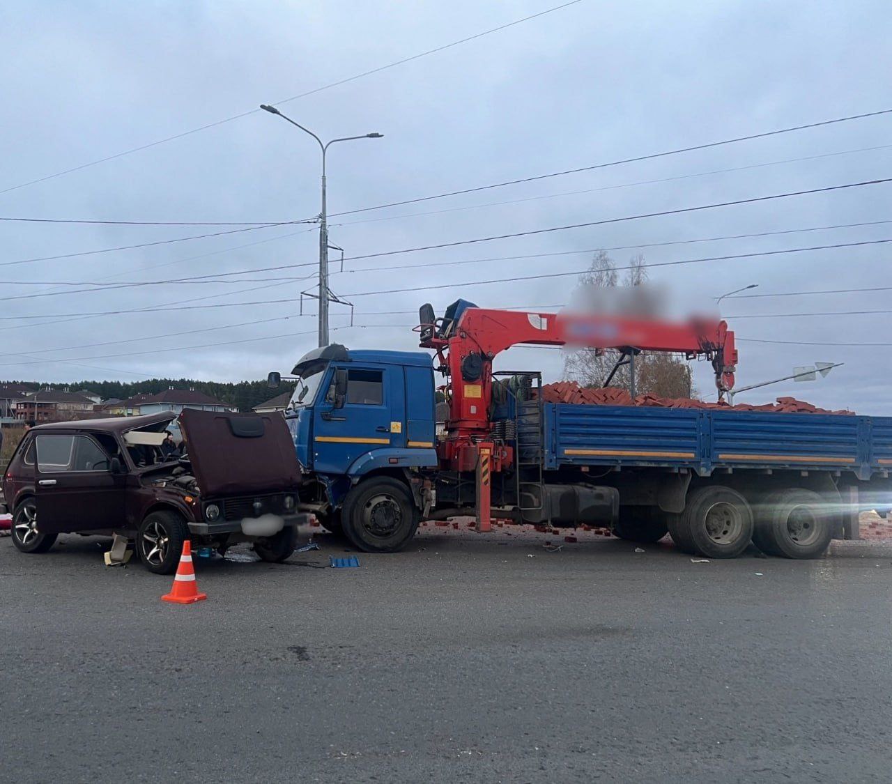 Водитель погиб в результате ДТП в Завьяловском районе Удмуртии  На пересечении дорог «Окружная города Ижевска» и «Окружная поселок Сокол» грузовик «Камаз», за рулем которого был 38-летний мужчина, столкнулся с машиной «ВАЗ-21214» под управлением 21-летней девушки. В результате девушка погибла от смертельных травм.     #Ижевск #Удмуртия