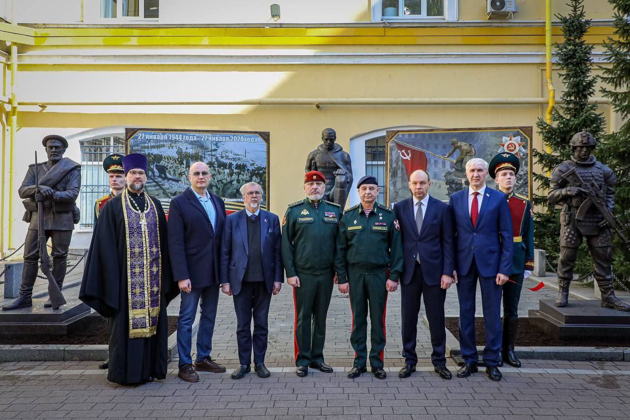 В штабе Северо-Западного округа Росгвардии состоялось открытие мемориала «Защитникам Ленинграда» Скульптурная композиция установлена в ознаменование 80-летия победы советского народа в Великой Отечественной войне. Памятник из трёх фигур, выполненный скульптором Артёмом Рычковым, символизирует связь поколений защитников Родины прошлых эпох и современности. Мемориал открыл заместитель директора Росгвардии генерал-полковник Алексей Воробьёв. В церемонии приняли участие заместитель начальника Управления Президента России по работе с обращениями граждан и организаций Алексей Михеев, председатель Геральдического совета при Президенте России Георгий Вилинбахов и командующий Северо-Западным округом Росгвардии Герой России генерал-лейтенант Сергей Бураков. Дополнительный исторический символизм скульптурного ансамбля заключается в его локации – штаб Северо-Западного округа Росгвардии дислоцирован на территории бывших казарм лейб-гвардии Преображенского полка. Портрет его командира – великого князя Сергея Александровича Романова – послужил основой для одной из фигур композиции. читать на сайте #80летПобеды