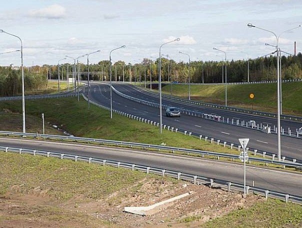 Нарушитель берегись В Архангельской области будут бдительней следить за ситуацией на дорогах В Поморье комплексы фотовидеофиксации ПДД переведены на расширенный режим работы Речь идет о таких направлениях как Архангельск Окружное шоссе Новодвинск Емецк Вельск Шенкурск и участок автодороги А 123 Чекшино Куратово На ряде автодорог они функционируют по вечерам и выходные дни Как отметил первый заместитель председателя правительства Архангельской области Дмитрий Рожин расширение режима работы специализированного оборудования позволит повысить эффективность системы контроля за соблюдением в регионе правил дорожного движения Модернизированные комплексы способны фиксировать широкий спектр нарушений включая неиспользование ремней безопасности и нарушение правил применения световых приборов Так по информации регионального Минтранса сейчас в Архангельской области функционируют 144 стационарных 58 передвижных и 7 мобильных комплексов фотовидеофиксации нарушений ПДД В текущем году в рамках национального проекта Инфраструктура для жизни планируется приобретение и установка еще пяти комплектов оборудования Фото пресс службы губернатора