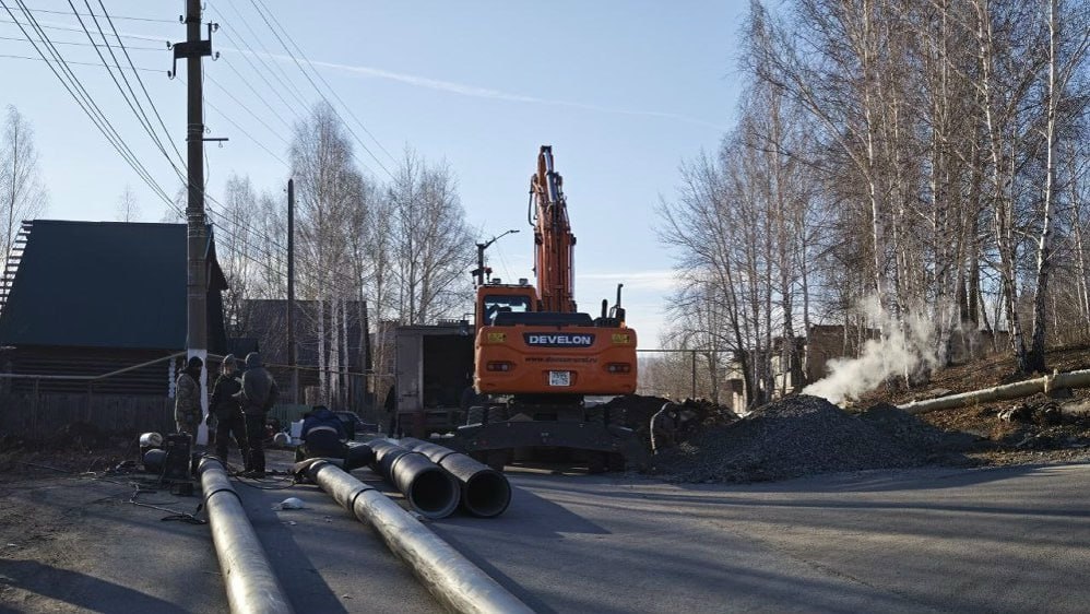 Большой ремонт 74 в Карабаше обновляют теплосети Модернизация охватывает несколько участков центральной теплотрассы и включают замену старых изношенных участков трубопроводов Эти меры позволят обеспечить надежное отопление сотен семей и важных социальных учреждений среди которых детские сады и муниципальные службы Благодарим губернатора Челябинской области Алексея Текслера за поддержку обновления коммунальной инфраструктуры В Карабаше в этом году заменят 520 м тепловых трасс обеспечив теплом 30 домов и 3 социальных учреждения Это позволит улучшить теплоснабжение для более 3000 жителей Работы ведутся в рамках проекта Большой ремонт 74 и завершатся до конца ноября В следующем году планируется продолжить замену тепловых сетей поделился глава Карабашского городского округа Павел Титов Фото Алексей Гаврилов МинЖКХ Больше новостей Правительства Челябинской области теперь читайте в MAX