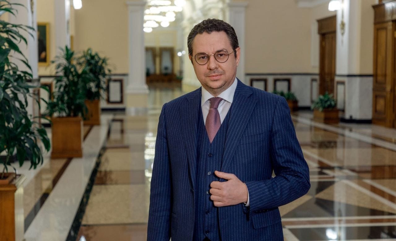 Банк России сохраняет прогноз по инфляции на 2025 год на уровне 6 5 7 сообщил советник председателя ЦБ Кирилл Тремасов на встрече со студентами в Томском госуниверситете в среду Наш официальный прогноз 6 5 7 на конец года После пяти лет ценовой стабильности мы по сути прожили пять лет достаточно заметного отклонения от цели по инфляции в 4 ИФ Это не значит что цель изменена мы по прежнему стремимся к 4 Уже следующий год это 4 5 а далее вблизи 4 сказал Тремасов jkinvest news jkinvest