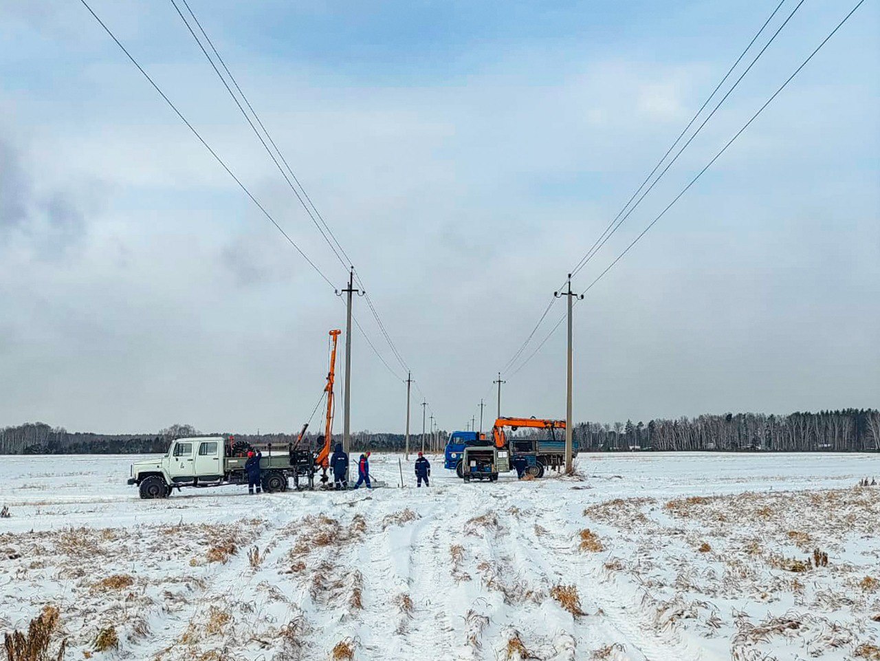 Не только в Новосибирске проблемы с электричеством, но и в области. Из-за непогоды свет отключили в 9 районах, больше всего пострадали Доволенский, Убинский и Сузунский.   Как сообщают в РЭС, к устранению аварий готовы 29 бригад, 45 единиц техники и 10 резервных источников общей мощностью 2260 кВт. Работы осложняются из-за плохой видимости и сильного ветра.   Фото: Россети Новосибирск / Telegram