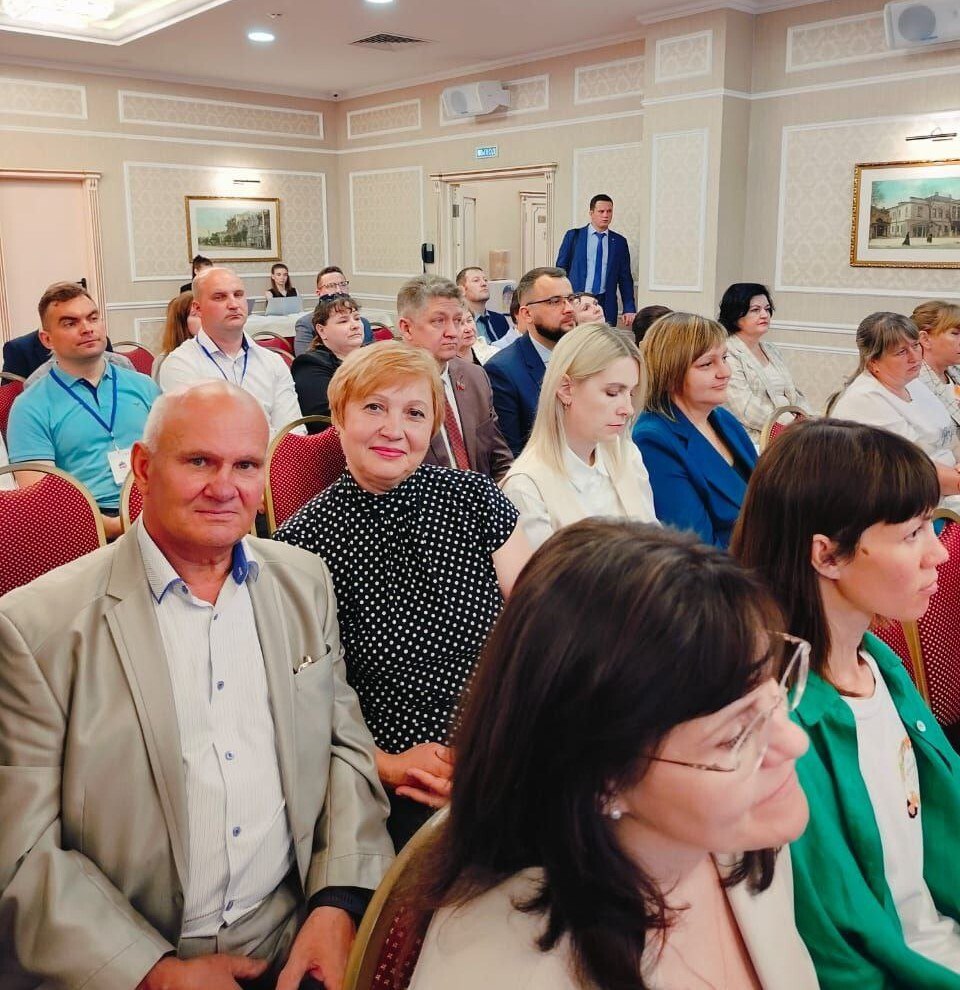 Старосты из Тульской области посетили Форум местного и общественного самоуправления Центрального федерального округа «#НАМЕСТАХ.РФ» Участниками мероприятия стали староста села Сумароково Щекинского района Вера Осипян и староста села Ильинка Узловского района Юрий Шульц. В первый день форума работа участников акцентирована на опыте коллег из Воронежской области, которые делятся своими практиками и успешными проектами по улучшению качества жизни на местах. Форум продлится два дня в городе Воронеж. Гостей ждут работа площадки «Лучшие практики ТОС Воронежской области», работа тематических секций, пленарное заседание Форума «Будущее ТОС в субъектах Российской Федерации Центрального федерального округа – тренды и перспективы развития» и многое другое.