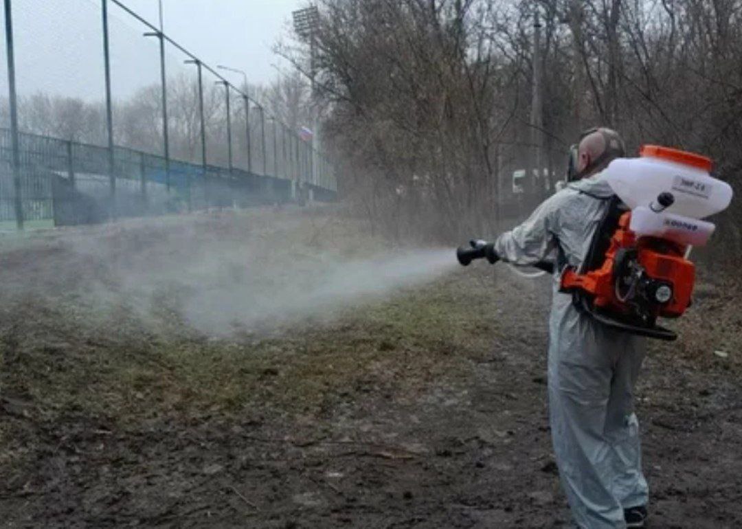 В Ростове началась противоклещевая обработка  Это связано с резким потеплением, клещи начали просыпаться и проявлять активность.  По сообщению чиновников, уже проведена обработка на территории городских лесов площадью 31 га в границах улиц Шолохова, Зелёной, Зои Космодемьянской и Можайской.  Запланированы превентивные мероприятия в границах улиц Щербакова, Панфиловцев, Малого Зелёного кольца и Днепропетровской.  Используется вещество цифокс. Оно безопасно для человека, но губительно для клещей.   -Rostov.ru