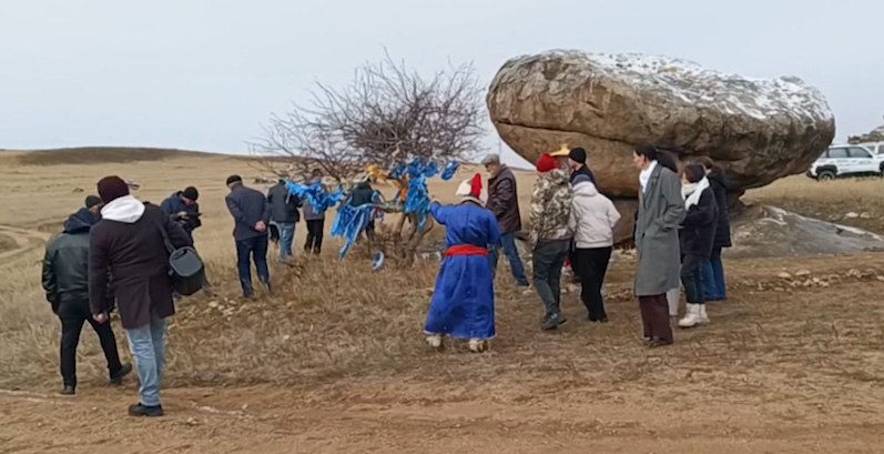 В Агинском округе сегодня стартовала Международная научно практическая конференция Чингисхан Наследие в евразийской государственности В мероприятии примут участие учёные из России Монголии и Китая Конференция станет площадкой для обсуждения исторического наследия Чингисхана и его влияния на историю культуру и государственные институты народов Евразии Так участники выездной сессии уже побывали на берегу Онона местах первого великого хана Монгольской империи Увидели известные туристические места Забайкалья урочище Дэлюун Болдог Чашу Чингисхана остров Арал