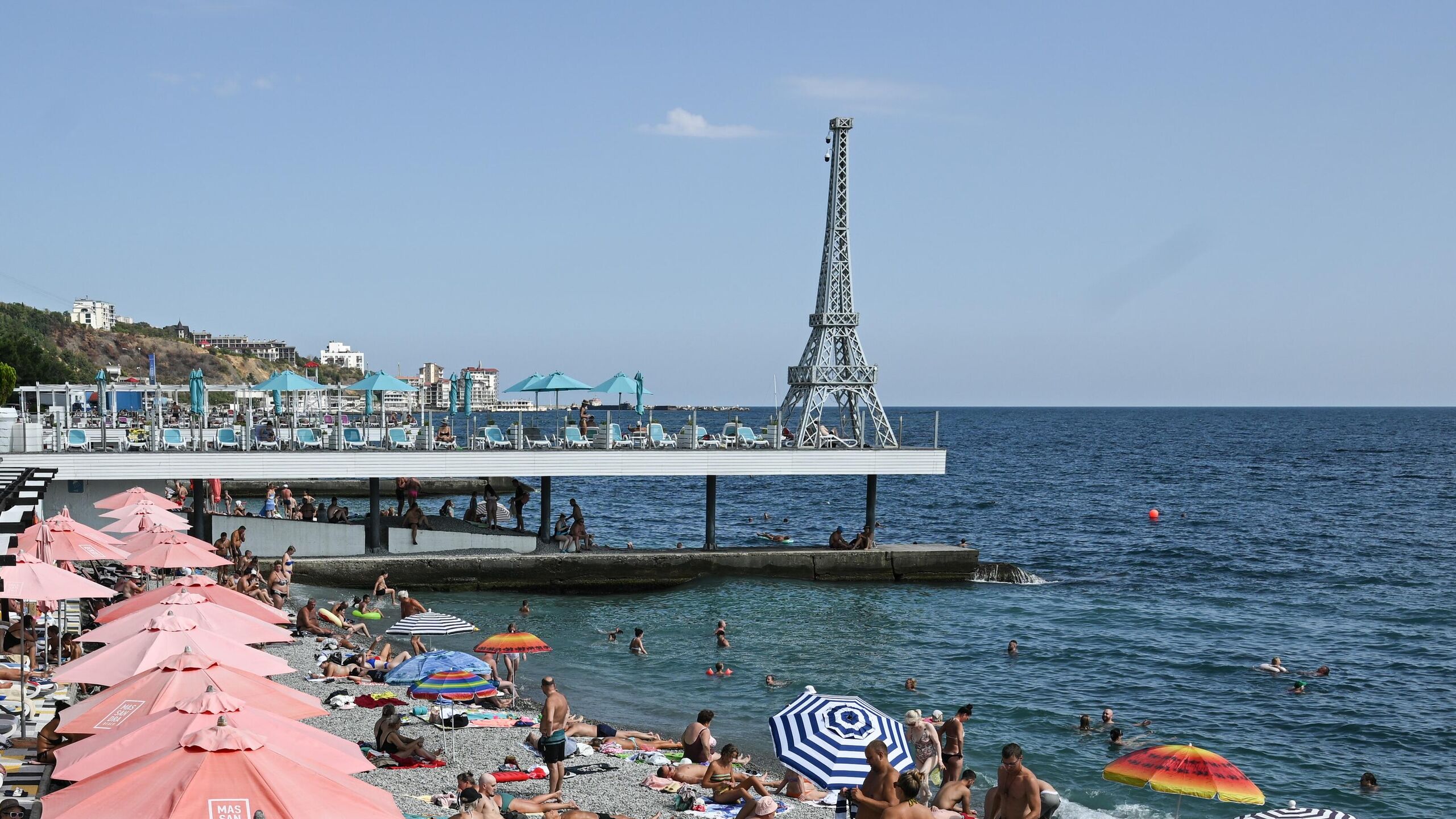 Купание в море в Ялте и прибрежных поселках округа запрещено из за шторма сообщила в понедельник глава администрации Ялты Янина Павленко Ранее Павленко сообщала что купальный сезон в Ялтинском регионе в этом году будет продлен из за хорошей погоды до 15 октября Волнение моря на пляжах Ялтинского региона 4 балла по шкале Бофорта и продолжает расти Купание на пляжах и выход на гидротехнические сооружения запрещены написала она в Telegram канале Она рекомендовала поднять на мачтах пляжей красные флаги купание запрещено не допускать посетителей пляжей к урезу воды особое внимание уделить безопасности детей Температура прибрежной воды Черного моря в Ялте и других регионах полуострова составляет 24 25 градусов