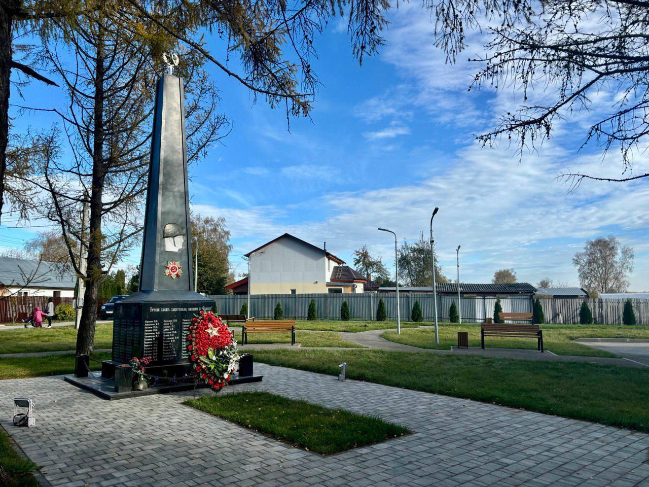 В Тульской области продолжает развиваться городская среда    Благодаря нацпроекту «Жильё и городская среда» в Заокском районе завершен второй этап благоустройства сквера Победителей.  Там появились две современные и безопасные площадки: детская и спортивная с воркаутом и теннисными столами. Проложена новая сеть тропинок, и обновлена парковая мебель. Для удобства водителей заасфальтирована парковка.  Уже в прошлом году на первом этапе благоустройства сквер стал удобнее и безопаснее: было сделано освещение, видеонаблюдение и озеленение.  Содержание памятных мест Дмитрий Миляев держит на личном контроле, а Правительство региона старается эффективно решать задачи, используя различные механизмы финансирования.  За 8 лет реализации программы «Формирование комфортной городской среды» в регионе благоустроено более 2200 дворов и более 230 общественных пространств.