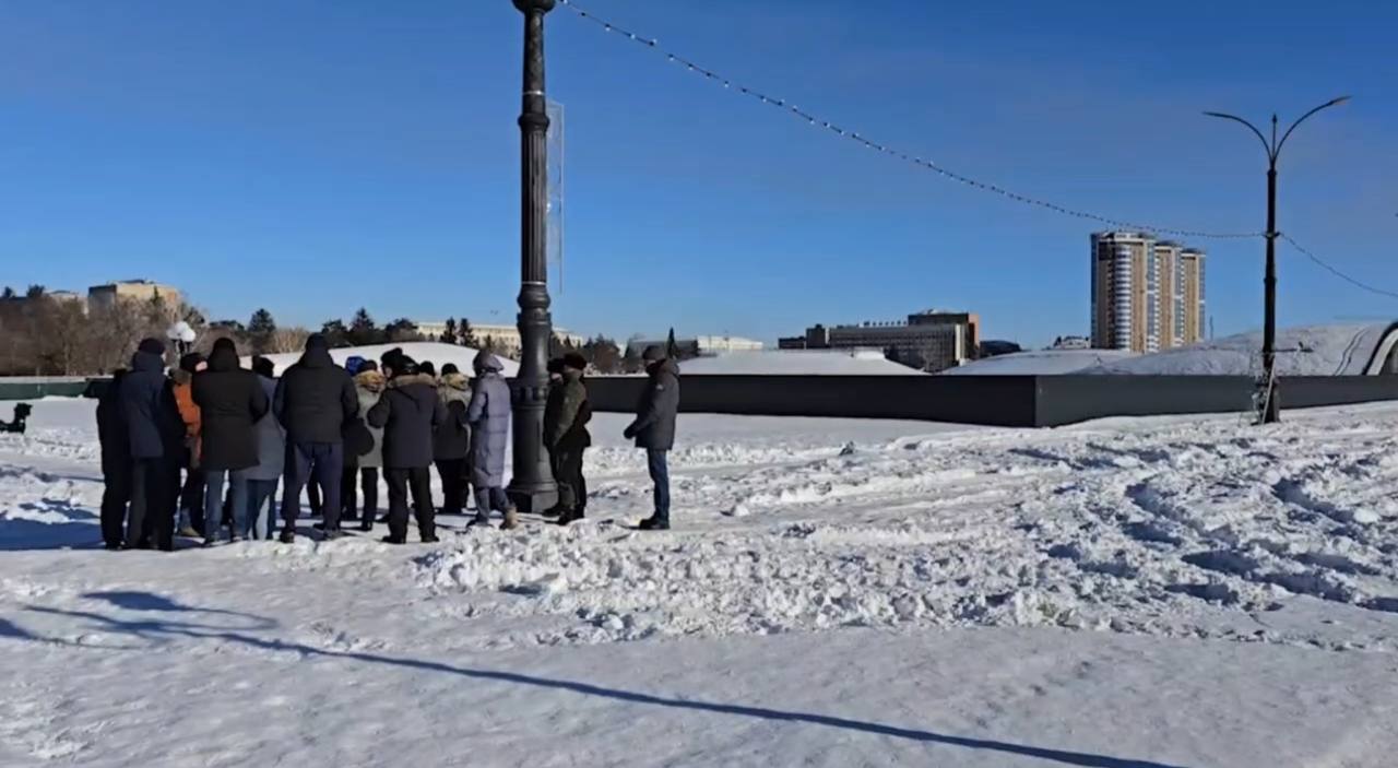 Стартовала подготовка площадки Международного Российско-китайского фестиваля зимних видов спорта!  Рабочее совещание прошло на набережной пограничной реки Амур   На этой неделе приступили к расчистке дорог и льда Амура для будущей ледовой открытки, установки хоккейной коробки и другой спортивной инфраструктуры.   Для гостей ЗимФестАмура предусмотрен экран для трансляции, а также спортивные активности, фудкорт, развлекательные зоны.   Проход к набережной организуют с площади Ленина у флагштока. А площадка со спортивной техникой разместится рядом с гостиницей «Юбилейная».