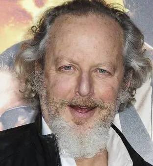 Звезду фильма Один дома Дэниела Стерна оправдали по обвинению в склонении к проституции пишет TMZ Напомним что ранее актеру выписали штраф за попытку нанять девушку в отеле в Калифорнии и официально предъявили обвинение Накануне уголовное дело прекратили так как Стерн прошел курсы и перевоспитался сообщил представитель окружной прокуратуры округа Вентура ВПШ