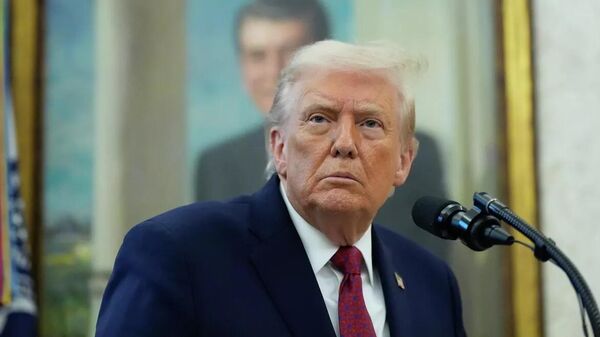 Администрацию Трампа в США засудили власти пяти штатов Власти пяти американских штатов управляемые демократами подали коллективный судебный иск к администрации президента США Дональда Трампа Причиной стало решение федеральных властей заблокировать доступ к миллиардным фондам на социальные программы Об этом сообщил 10 января телеграм канал Украина ру