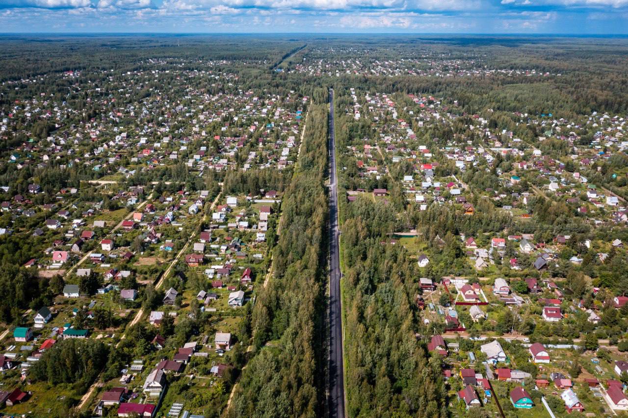 Ленобласть совместно с Санкт-Петербургом за два года обновит дороги к 96 садоводствам. Ремонтные работы затронут более половины районов Ленинградской области:  Выборгский, Тосненский, Кингисеппский, Всеволожский, Гатчинский, Ломоносовский, Киришский, Лужский, Волховский и Приозерский. К 35 садоводствам дороги отремонтируют летом-осенью 2025 года.   «Дороги к садоводствам — важная часть повседневной жизни сотен тысяч жителей. Весной и летом эти пути становятся особенно востребованными: дачники, туристы и местные жители активно используют их, чтобы доехать до своих участков или выбраться на природу. Работы идут в рамках соглашения между Санкт-Петербургом и Ленинградской областью, цель которого — улучшить дорожную инфраструктуру и повысить качество жизни»,   —  подчеркнул зампред правительства Ленобласти по транспорту и ТЭК Сергей Харлашкин.  Финансирование из бюджетов двух регионов превысит 1,2 млрд рублей