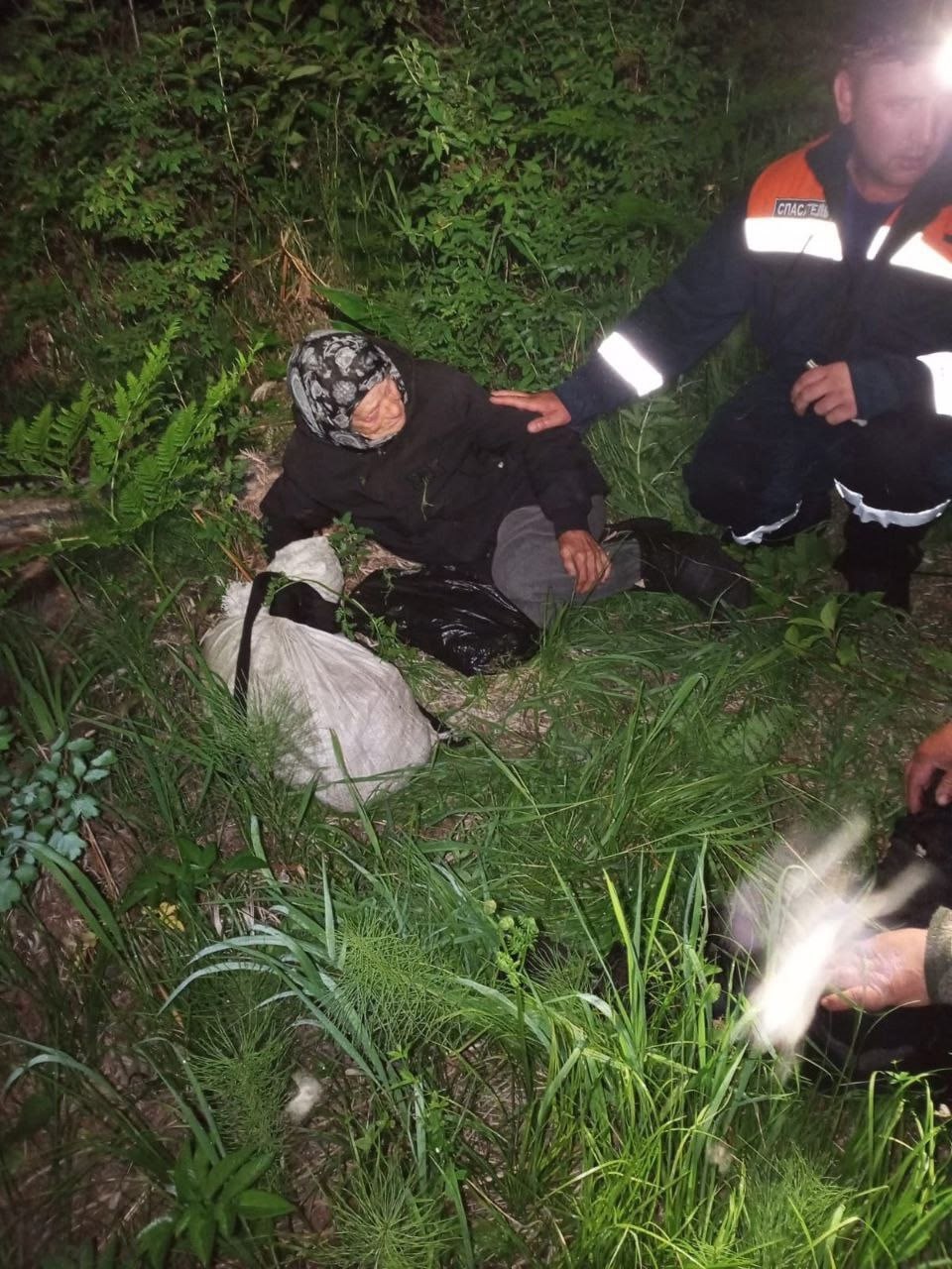 Пять дней провели в лесу без еды и воды две пенсионерки из Шушенского района Пожилые женщины одной — 67 лет, второй — 81 год ушли собирать черемшу в районе села Весёлые ключи. Однако, домой они не вернулись. На связь с родственниками пенсионерки тоже не вышли. Тогда на их поиски выдвинулись спасатели. Женщины были найдены и эвакуированы из леса. Их здоровью ничего не угрожает. В преддверии сезона сбора грибов, спасатели напоминают, что отправляясь в лес, с собой нужно обязательно взять: заряженный телефон и повербанк компас спички нож фонарик питьевую воду еду аптечку. Также сообщите родственникам или знакомым, когда планируете вернуться. Одевайтесь ярко, чтобы быть заметными. Если вы заблудились, не паникуйте. Оставайтесь на месте, разожгите костёр и ждите спасателей. Фото - КГКУ "Спасатель" Красноярск Главный