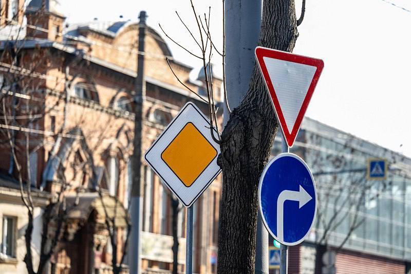 Во Владивостоке меняют схему движения на аварийных участках где появились новые знаки Администрация города начала установку новых дорожных знаков в точках где чаще всего происходят аварии и фиксируются нарушения ПДД В список проблемных зон вошли участки на улицах Маковского Луговой Адмирала Юмашева Калинина Некрасовской и Народном проспекте Это те места где по итогам мониторинга дорожной ситуации чаще всего фиксировались случаи нарушения правил дорожного движения и дорожно транспортные происшествия Изменения уже вступили в силу на ряде улиц Так в районе дома 53а на Маковского установили знаки Направление движение по полосам и снизили разрешённую скорость по крайней правой полосе с 80 до 60 км ч На Луговой 52а появились знаки приоритета Уступи дорогу а на разделительном треугольнике теперь запрещены въезд и остановка Deitaru