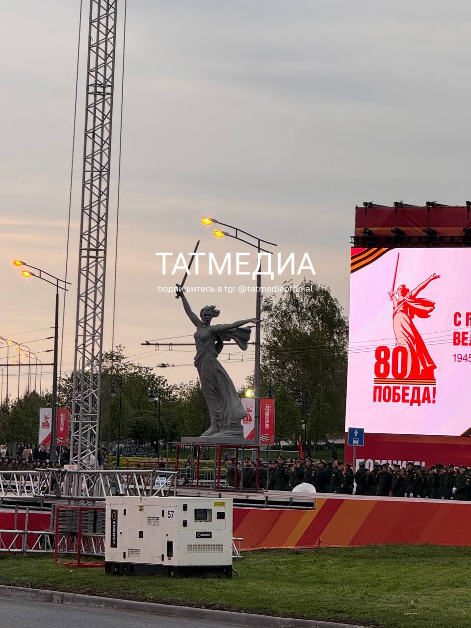 На площади Тысячелетия, где пройдёт Парад Победы, установили копию памятника Родина-Мать