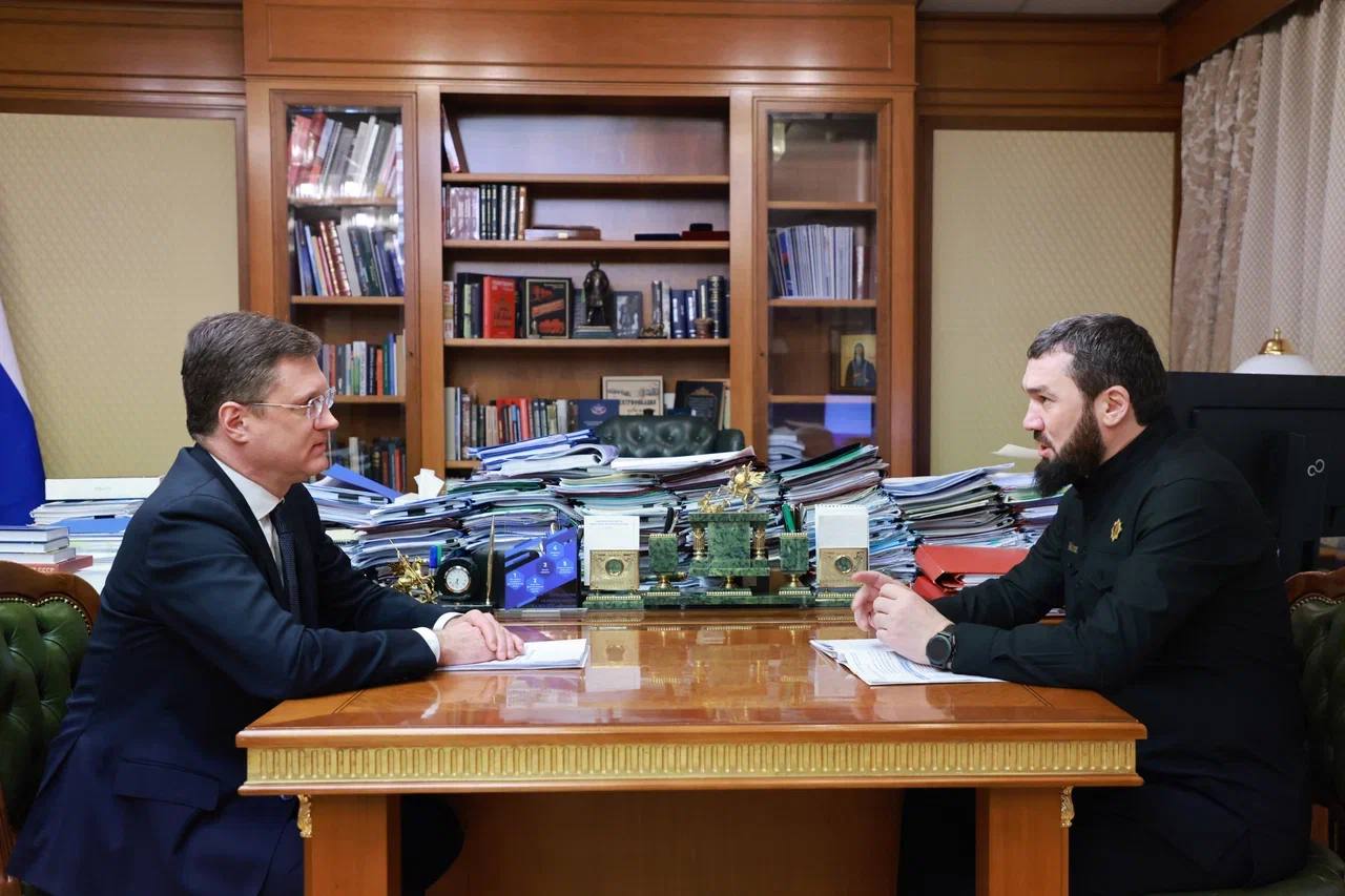 Александр Новак встретился с председателем правительства Чеченской Республики Магомедом Даудовым Стороны обсудили социально экономическое развитие региона обеспечение энергетической инфраструктурой жилищного строительства модернизацию и повышение надежности электросетевого комплекса субъекта поддержку промышленной базы Стимулированию инвестиционного роста и промышленного развития в регионе способствует формирование особых экономических зон В частности на территории республики создается особая экономическая зона Грозный на базе которой реализуются крупные проекты по производству стеклопакетов полимерных и полипропиленовых труб комплектующих для водо газо и теплоснабжения лакокрасочных материалов Для стабильного и бесперебойного энергоснабжения региона реализуется программа модернизации и повышения надежности электросетевого комплекса Чечни на период 2023 2028 годов В ее рамках осуществляются мероприятия по реконструкции подстанций Гудермес и Ойсунгур с примыкающими к ним воздушными линиями а также воздушных высоковольтных линий подстанций Грозный и Октябрьская Положительную динамику демонстрируют и другие направления развития региона Население республики за последние 5 лет выросло на 6 5 и на момент начала прошлого года составляло более 1 5 млн человек Доходы бюджета за 2025 год выросли на 11 1 по сравнению с 2024 годом и составили 176 4 млрд рублей Индекс промышленного производства за январь ноябрь 2025 года составил 102 6 по отношению к показателям прошлогоднего периода Подписаться на Правительство России в MAX