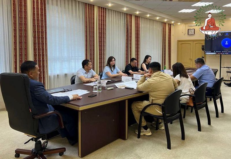 В Калмыкии обсудили подготовку к III Международному Буддийскому Форуму! Вице-премьер Калмыкии Эрдни Церенов провел совещание по подготовке торжественной церемонии открытия III Международного буддийского форума с участием режиссерской группы. Обсудили все технические детали, вопросы энергоснабжения и обеспечения общественной безопасности на объектах и площадках форума. Также затронули тему украшения главных улиц и площадей Элисты. «Теперь ждем техническую группу в Элисте для подготовки локаций форума», — прокомментировал Эрдни Церенов. Читайте новость на сайте #РИАКалмыкия / #РеспубликаКалмыкия