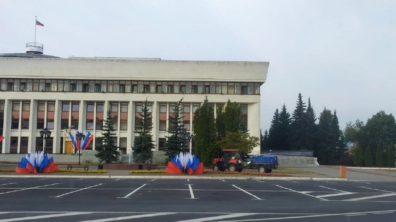 Владислав Шапша поручил муниципалитетам поработать над качеством ответов калужанам На начало этой недели поступило на 45 меньше жалоб чем на тот же момент отопительного периода в прошлом году согласно данным отчетов регионального ЦУРа рассказал губернатор Калужской области Влдаислав Шапша Работа над модернизацией сетей ЖКХ в регионе ведется на постоянной основе Только за последние три года в разных населенных пунктах в общей сложности было заменено 53 2 километра труб по программе повышения энергоэффективности Кроме того в регионе за тот же срок обновлено 57 4 км ветхих теплосетей Для этого используются дополнительные возможности в том числе средства которые высвобождаются за счет списания задолженности по бюджетным кредитам t me Shapsha VV 15954 Прислать новость Подписаться