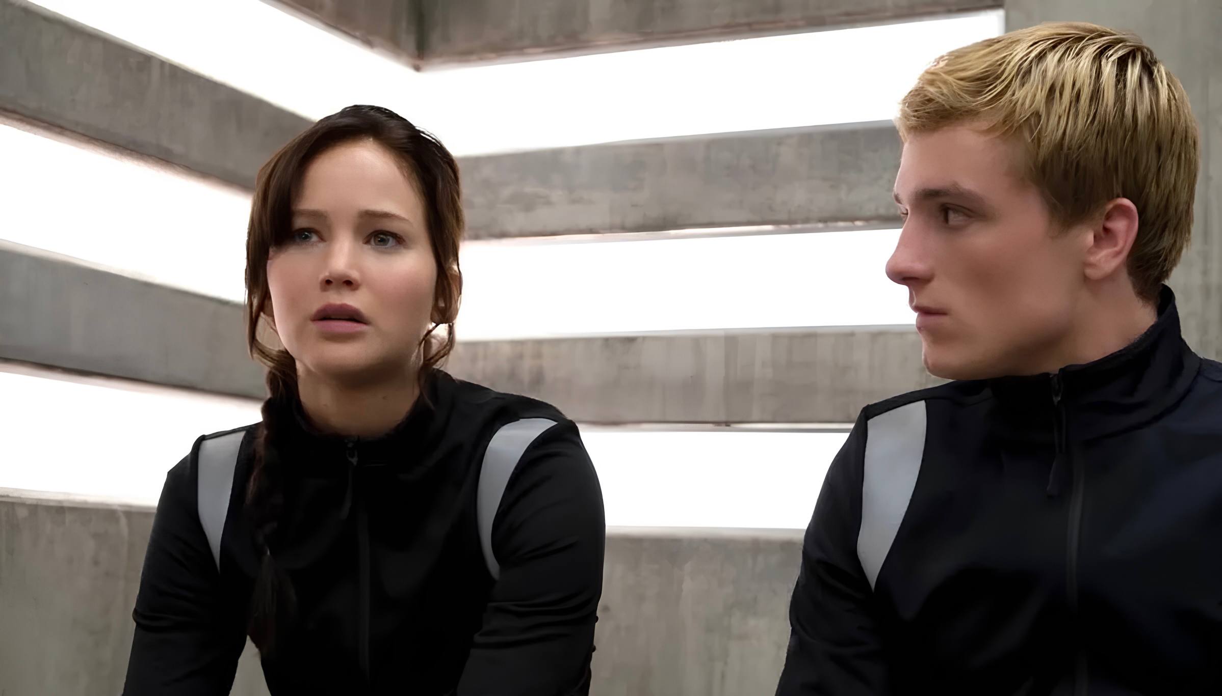 Дженнифер Лоуренс и Джош Хатчерсон вернутся в Голодные игры Зрители вновь увидят Китнисс Эвердин и Пита Мелларка в картине Голодные игры Рассвет жатвы Пока остаётся загадкой в каком именно контексте появятся герои предположительно их сцены будут посвящены событиям из будущего ℹ Фильм станет прямым продолжением Баллады о змеях и певчих птицах и перенесёт зрителей в утро Жатвы перед пятидесятыми Голодными играми ровно за 24 года до истории рассказанной в оригинальной трилогии Премьера в России состоится 19 ноября 2026 года GreatGamer Подписаться Кино ГолодныеИгры Актёры