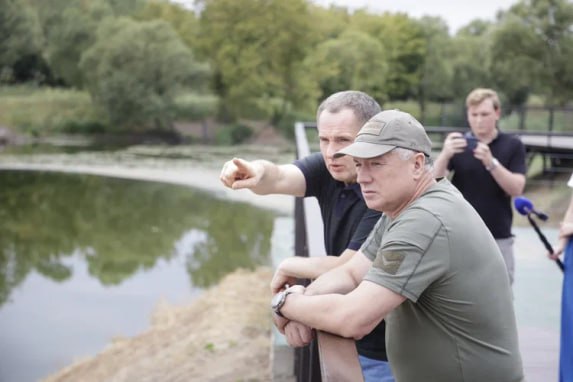 Вице-премьер Марат Хуснуллин отметил работу белгородского губернатора Гладкова по благоустройству региона в непростой оперативной обстановке  Он подчеркнул, что на фоне непростой ситуации в области от планов по её развитию не отказываются: продолжают строиться школы, парки, дороги, преображаться общественные пространства.   «Чистая, ухоженная область в нынешних условиях – это заслуга трёх лет работы Гладкова», – сказал зампред Правительства РФ.     Также вице-премьер  оценил работу по восстановлению региона после обстрелов ВСУ.   «Приезжал в Белгородскую область в прошлом месяце – регион по благоустройству, несмотря на сложные испытания, удивит всех», – поделился Хуснуллин.