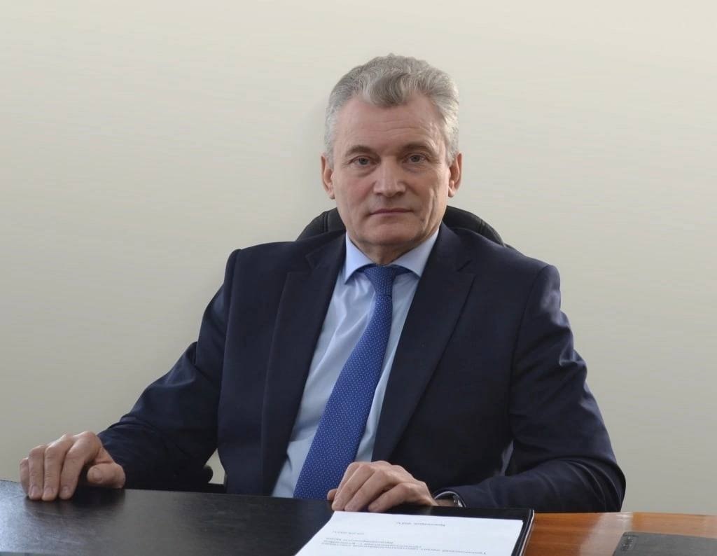 Мужчина пришел на прием к мэру Енисейска и напал на него В Енисейске утром 28 ноября напали на главу города Валерия Никольского сообщило издание Енисей Информ По информации журналистов на прием к Никольскому пришел 46 летний местный житель он оскорбил и ударил главу Уточняется что тот оказался в больнице а нападавшего задержали Про К нападавший Прим ред известно что он отличается вспыльчивым нравом и уже привлекался к уголовной ответственности пишут журналисты В Следственном комитете Борусу подтвердили информацию о нападении Это Борус Люди