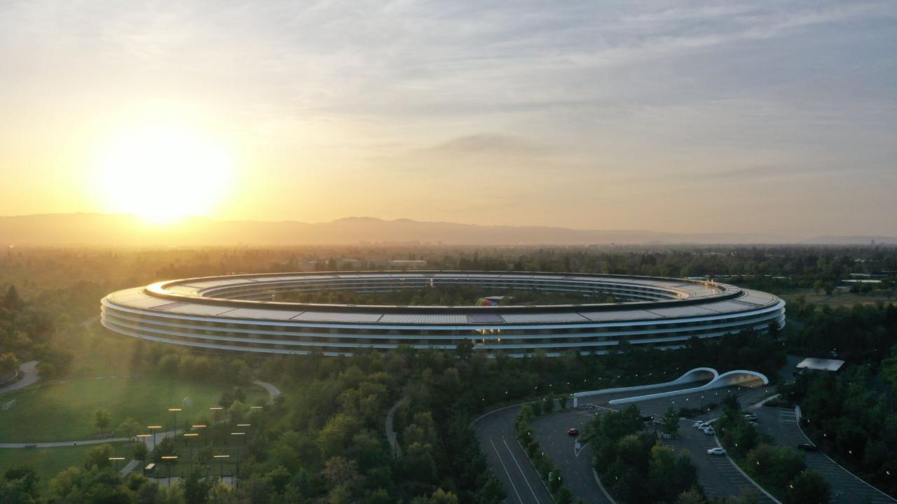 Apple выделит $100 млрд на расширение производства в США. Об этом сегодня официально объявят Дональд Трамп и глава Apple Тим Кук.   Bloomberg  #новости