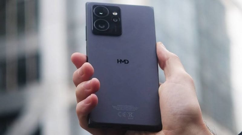 Компания HMD представила новый бюджетный смартфон под названием Key, который выделяется своей простотой и подходит для пользователей с минимальными требованиями.  Устройство предлагает 6.52-дюймовый LCD-экран с разрешением 576×1280 пикселей, частотой обновления 60 Гц и максимальной яркостью 460 нит. В качестве процессора используется Unisoc 9832E, который работает в паре с 2 ГБ оперативной и 32 ГБ встроенной памяти, которую можно расширить.   Смартфон работает на облегченном варианте Android 14 Go, разработанном для устройств с низкими характеристиками. Аккумулятор имеет емкость 4000 мАч и поддерживает проводную зарядку на 10 Вт. Пользователи получат два года обновлений безопасности раз в квартал, однако обновлений самой ОС не будет.