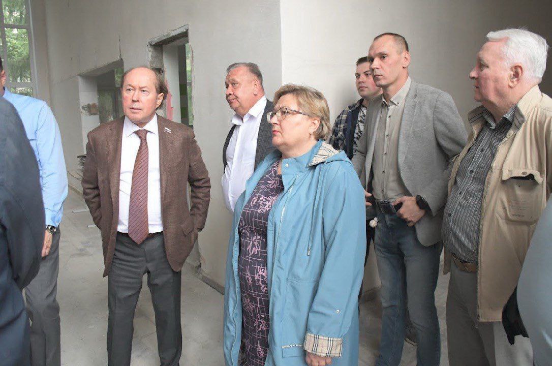«Единая Россия» проводит в регионах мониторинг качества капремонта учебных заведений  Завершение ремонтных работ к началу нового учебного года позволит создать комфортные и безопасные условия для обучения и развития детей.  Депутат Госдумы Владимир Кононов проинспектировал ход капитального ремонта в Димитровградской средней школе № 23, где обучается около 700 учащихся, и Бряндинской казачьей кадетской Ульяновской области. Модернизация объектов ведется в рамках нацпроекта «Молодежь и дети».   В школе № 23 планируется обновление кабинетов основ безопасности и защиты Родины, труда, физики, химии и биологии, включая закупку специализированной мебели, электронного тира, швейных машин, цифровых лабораторий и спортивного инвентаря.   В Бряндинской средней школе, где обучаются 129 учеников, завершены штукатурные работы. Из федерального бюджета выделено 15 млн рублей на ремонт и более 10 млн рублей на модернизацию оборудования. Запланирован ремонт пищеблока, фойе, учебных кабинетов, спортивного и актового залов, а также входной группы.   «Завершение ремонтных работ к началу нового учебного года позволит создать комфортные и безопасные условия для обучения и развития детей, что является ключевым фактором повышения качества образования в регионе и достижения национальных целей развития страны», - отметил Кононов.   В Камышине продолжается обновление детской школы искусств по народной программе «Единой России».   Депутат Госдумы от Волгоградской области Алексей Волоцков побывал на объекте, вместе с жителями и общественностью города проверил ход и качество выполняемых работ.   «Работы по обновлению идут с опережением графика. Фактическая готовность объекта составляет 20%. Завершен демонтаж старых конструкций, специалисты перешли к установке отопительных и инженерных систем, началась отделка помещений и монтаж новых оконных блоков», - рассказал парламентарий.