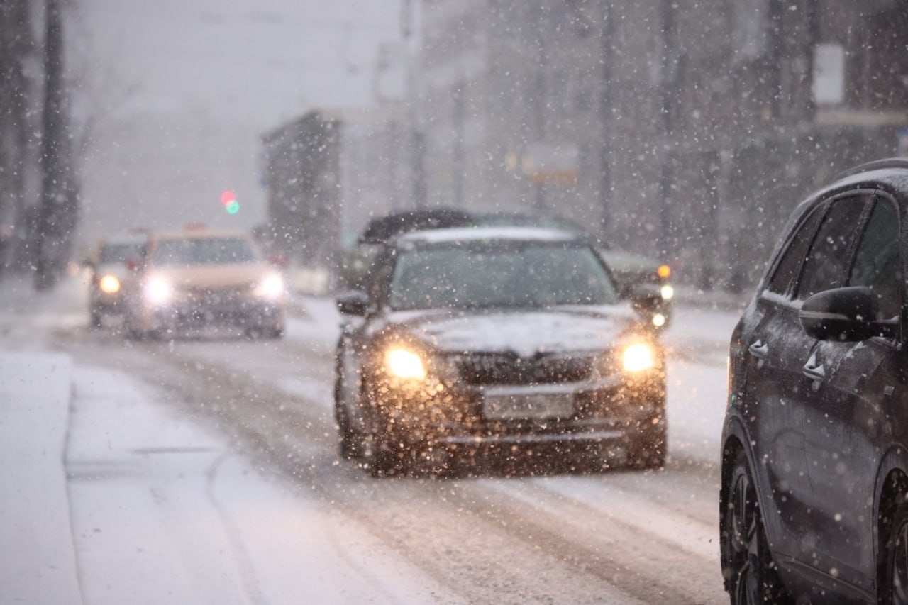 Как спастись если вы попали в снежный плен на авто Многие в новогодние праздники собираются путешествовать на своей машине однако ситуации бывают разные а погода непредсказуемой В первую очередь если вы застряли в снегу нужно вызвать МЧС и сохранять спокойствие А что делать до приезда специалистов рассказал Абзацу спасатель Денис Киселев В первую очередь включите обогрев в салоне Правда бензин может закончиться особенно если печка работает на полную так что периодически зажигание придется выключать Существует вероятность что ждать помощи придется несколько часов а то и больше поэтому нужно подумать об альтернативных способах согреться Например ноги можно засунуть в сумку и максимально принять энергосберегающее положение Оптимальна обычная поза эмбриона при которой ноги подтягивают к туловищу а затем максимально накрываются пледом или чем то что способно термоизолировать посоветовал спасатель   Подпишитесь на Абзац TG VK Дзен MAX Rutube