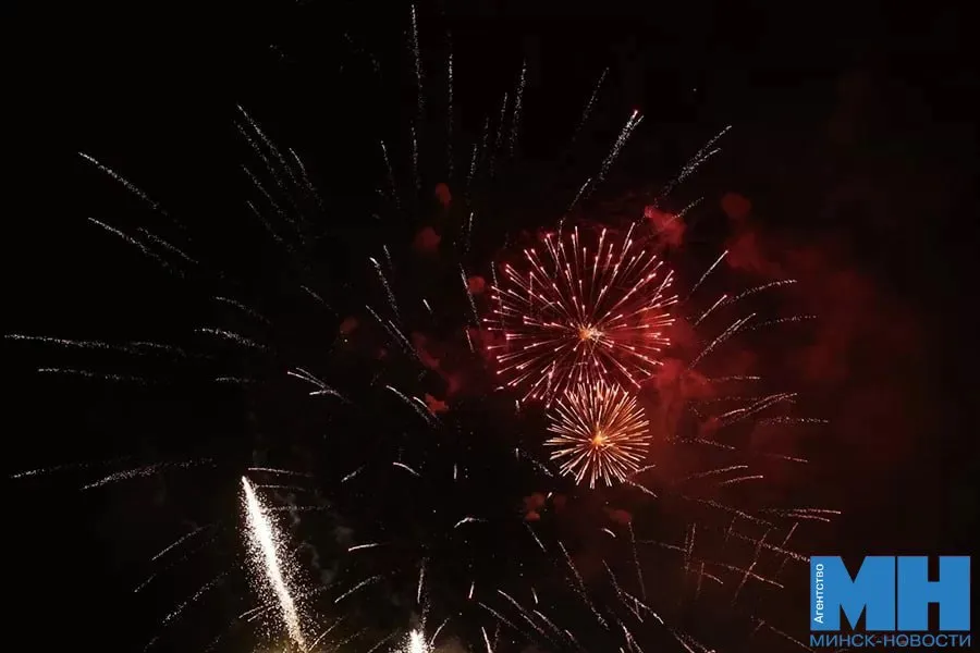 Праздничный фейерверк в Минске 9 Мая прогремит в шести точках Шоу начнется в 23 00 на следующих площадках города  сквере Старостинская слобода  парке им Уго Чавеса  парке им М Павлова  на набережной в микрорайоне Дрозды  на площадке возле Чижовка Арены  Национальной библиотеки Читайте Минск Новости в MAX