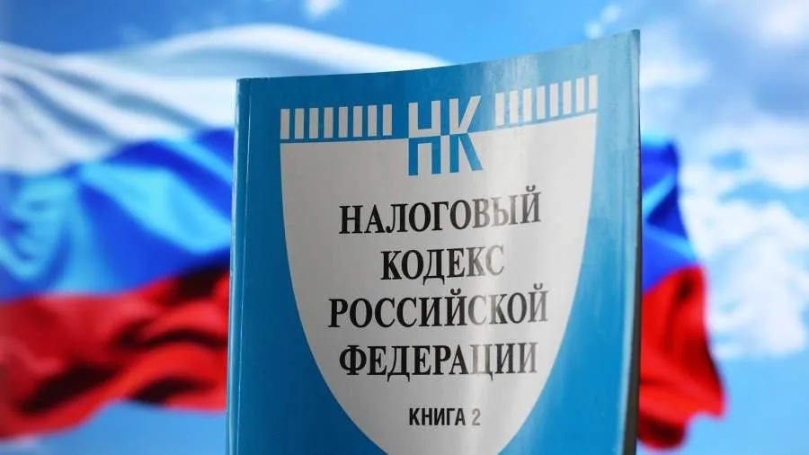 Повышение НДС уже принесло бюджету дополнительные триллионы рублей однако темпы роста поступлений пока не оправдывают ожиданий полагают опрошенные эксперты За январь апрель 2026 года казна получила 5 3 трлн рублей НДС почти на 20 больше чем в 2025 м однако по оценкам аналитиков сумма по плану должна быть ближе к 6 трлн Если динамика не изменится бюджет по итогам года рискует недополучить более 1 трлн Бизнес постепенно привыкает к новой налоговой нагрузке но некоторые компании теряют прибыльность дробят свой бизнес или вовсе закрываются