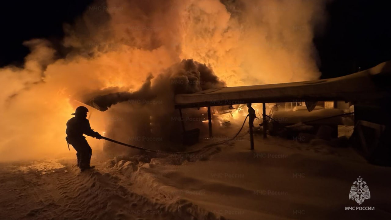 Конюшня с лошадьми сгорела под Екатеринбургом Пожар произошел сегодня ночью в деревне Боярка рядом с Заречным Площадь возгорания составила 500 квадратных метров сообщили в МЧС По данным спасателей пострадал один человек Внутри конюшни находились 15 лошадей Все они погибли Помещения обогревали с помощью самодельной системы отопления пишет E1 RU со ссылкой на владельцев животных Они планируют подать коллективный иск к собственнику конюшни Фото МЧС   Новости из Екатеринбурга