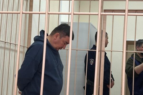 В Новосибирске экс-директор «САХ» ошибся реквизитами при оплате ущерба в 32 млн  В Кировском райсуде Новосибирска продолжается процесс по уголовному делу в отношении экс-директора МУП «Спецавтохозяйство»  ныне АО «САХ»  Андрей Зыкова и бывших сотрудниц предприятия Натальи Турок и Галины Тукаевой, которых обвиняют в финансовых махинациях. Зыков ранее полностью признал вину и согласился возместить ущерб городу, но, как выяснилось, деньги ушли не тому получателю.  Топ-менеджер перечислил всю сумму ущерба по уголовному делу в размере 32 миллионов рублей на счет АО «Спецавтохозяйство», тогда как потерпевшей стороной была признана мэрия Новосибирска и соответственно компенсация предназначалась ей. По факту ущерб не считается возмещенным и теперь суду предстоит решить эту финансовую задачу.   Андрею Зыкову и его предполагаемым подельницам инкриминируют: ч. 4 ст. 160 УК  растрата в особо крупном размере .